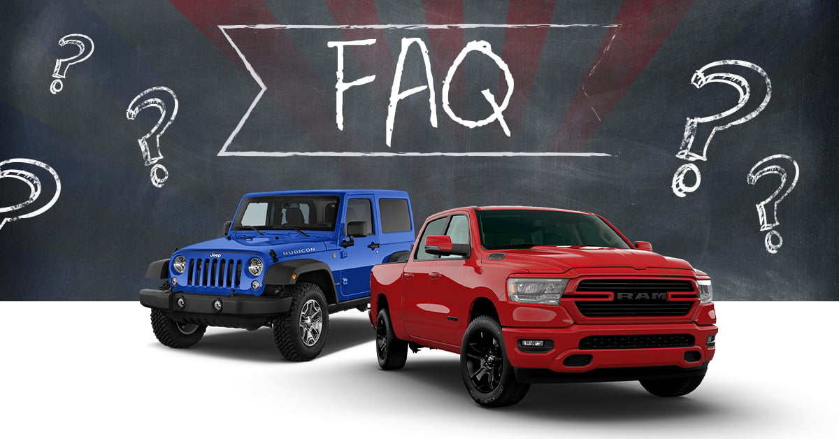 FAQs, un RAM rouge et un Jeep bleu