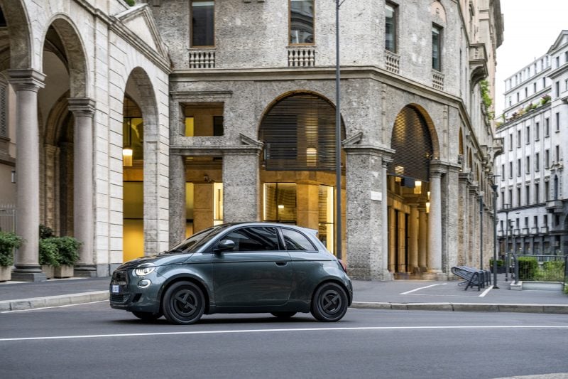 image qui montre la Fiat 500e Giorgio Armani 2025.