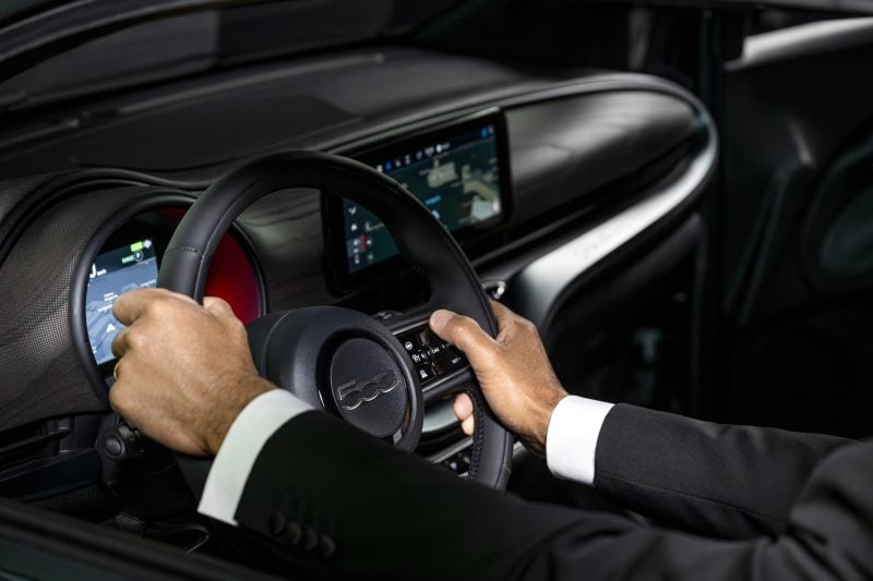 image qui montre l'intérieur du Fiat 500e Giorgio Armani 2025.