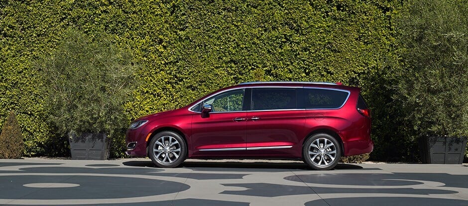 2017 Chrysler Pacifica Hybrid in Red