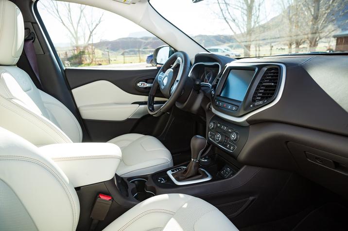 2017 Jeep Cherokee Overland, interior