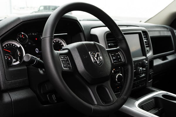 Close-up of the steering wheel of the RAM 1500 Classic 2023 Night Edition 4X4