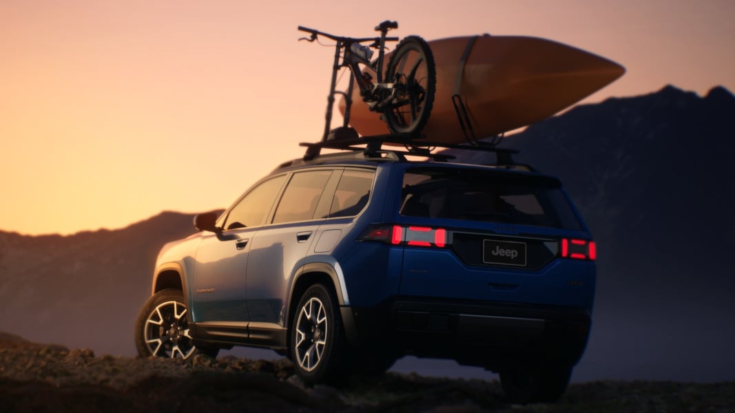 Jeep Cherokee 2026 de couleur bleu sur une plage au crépuscule