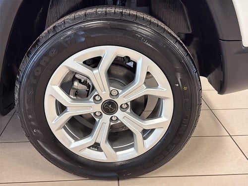 Jeep Compass North 2026 extérieur vue en gros plan de la jante en alliage