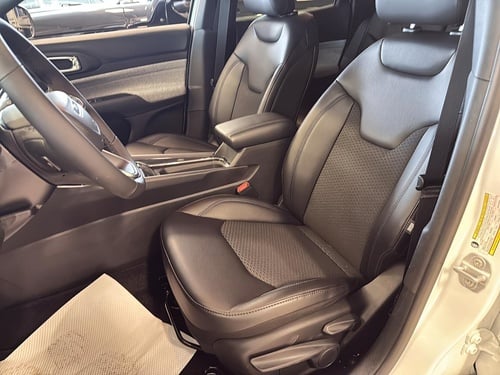 Jeep Compass North 2026 intérieur vue du poste de conduite à travers la porte du conducteur ouverte