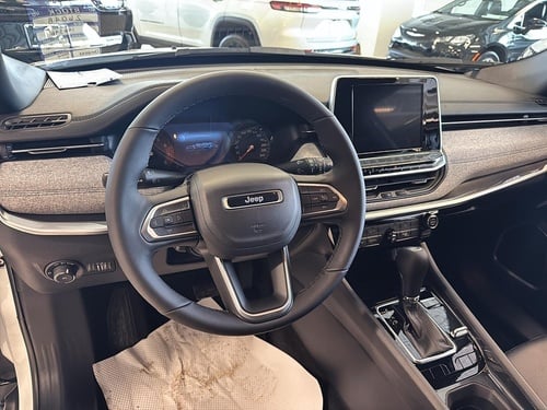 Jeep Compass North 2026 intérieur gros plan sur le volant et ses commandes