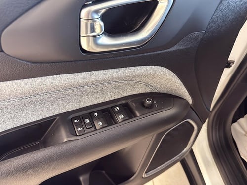 Jeep Compass North 2026 intérieur commandes des vitres électriques sur la portière du conducteur