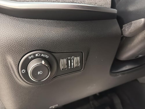 Jeep Compass North 2026 intérieur gros plan sur les commandes de phares automatiques à gauches du volant
