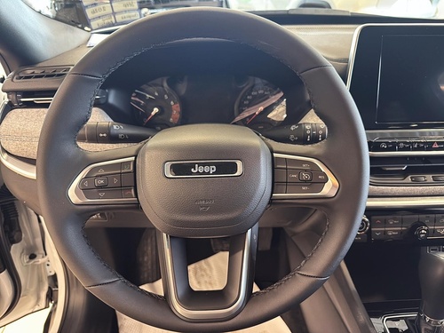 Jeep Compass North 2026 intérieur gros plan sur le volant et ses commandes