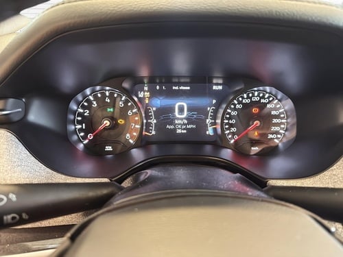 Jeep Compass North 2026 intérieur gros plan sur le tableau de bord numérique