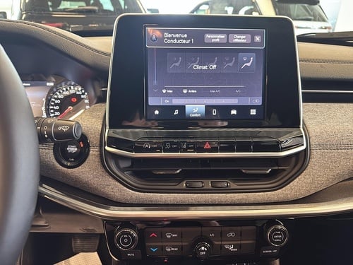 Jeep Compass North 2026 intérieur gros plan sur l'écran tactile - climatisation