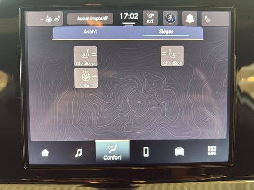 Jeep Compass North 2026 intérieur gros plan sur l'écran tactile - sièges et volant chauffant