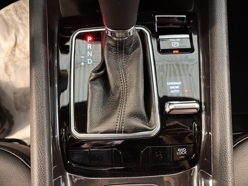 Jeep Compass North 2026 intérieur très gros plan sur le levier sélecteur