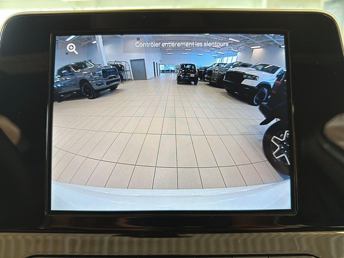 Jeep Compass North 2026 intérieur gros plan sur l'écran tactile - caméra de recul