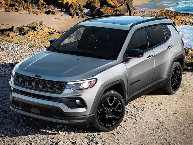 Un Jeep Compass 2026 stationné sur une plage.