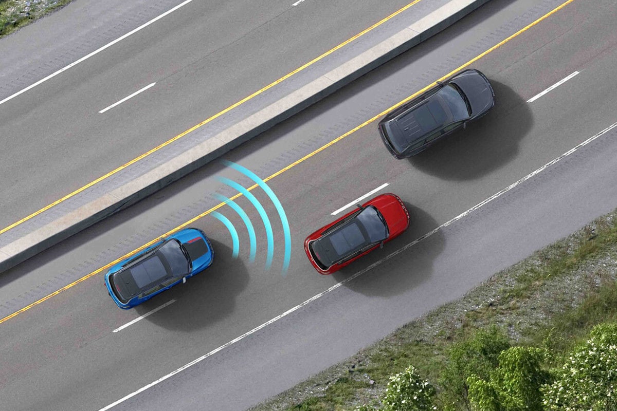 Illustration d'un Jeep Compass 2026 démontrant l'assistance active à la conduite, avec un véhicule bleu et des ondes radar entre les voitures pour mettre en évidence la technologie d'évitement des collisions et de maintien de la voie.