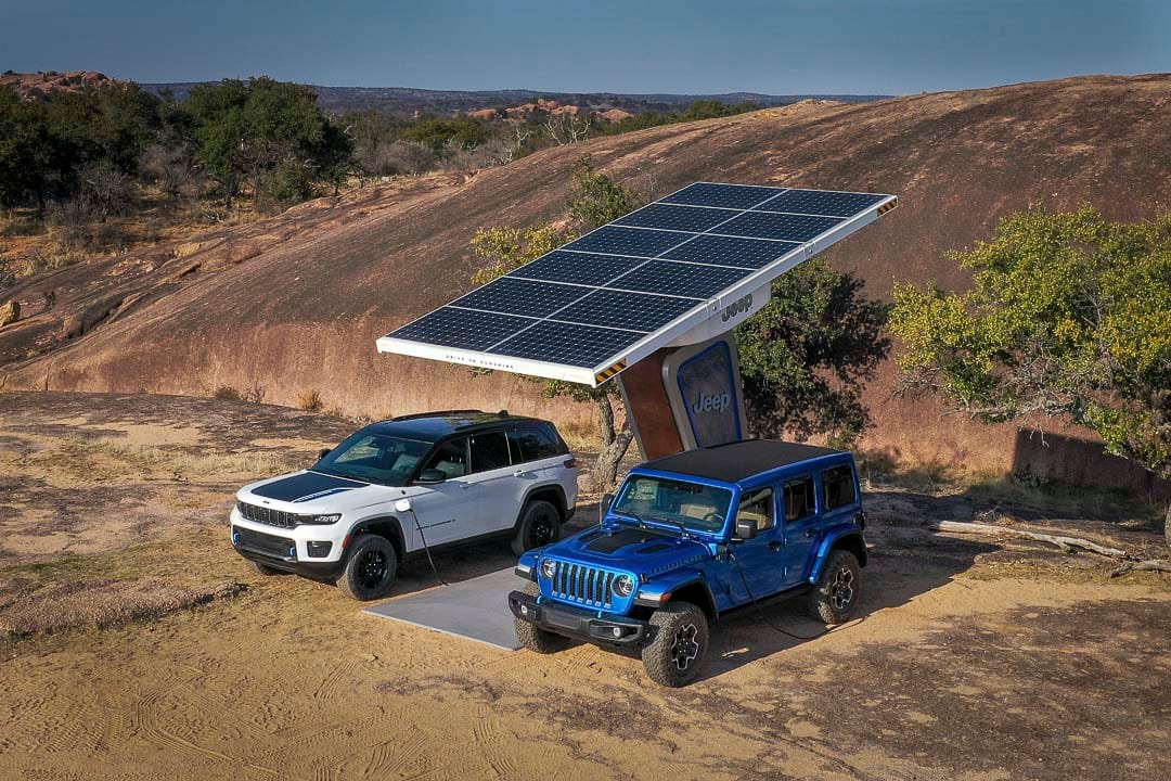 The Jeep Grand Cherokee 4xe and Wrangler 4xe battery charging at an outdoor power station.