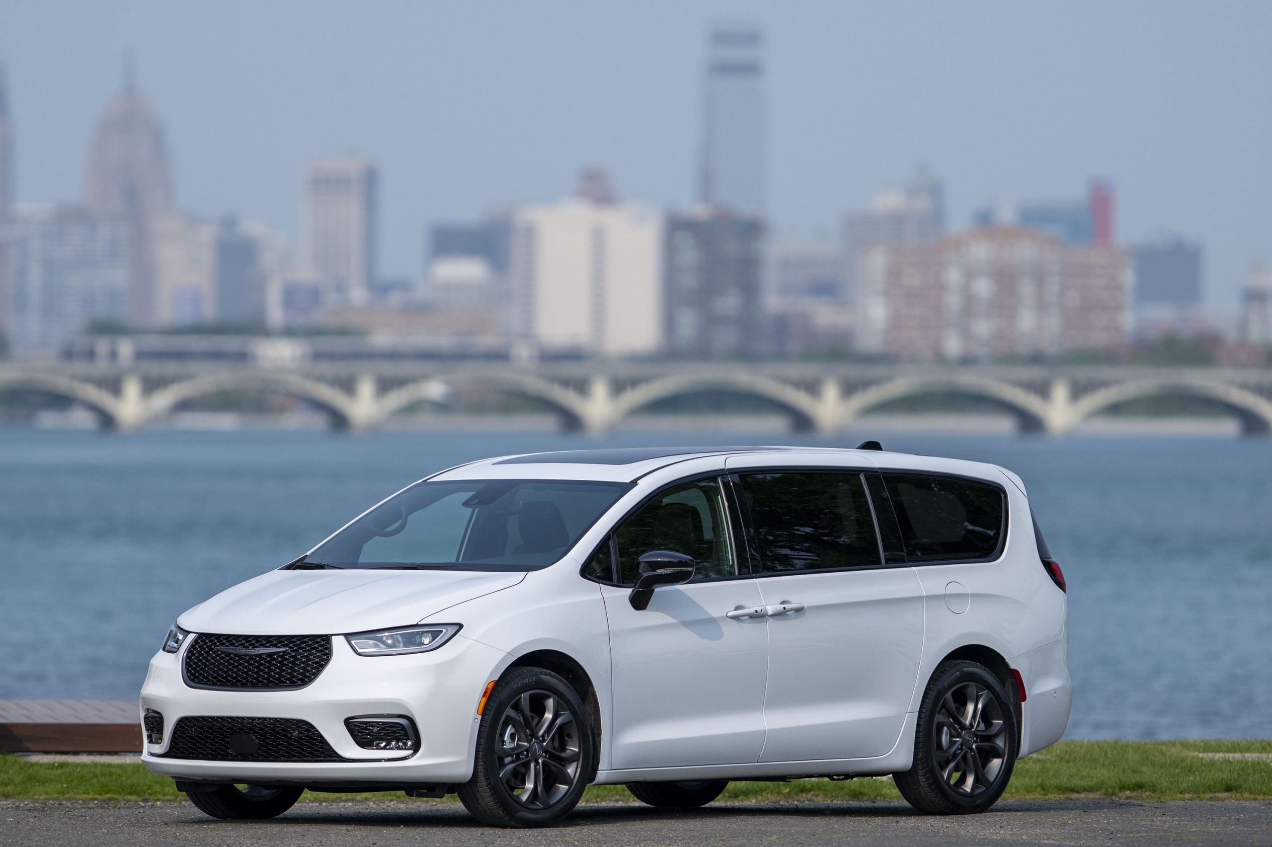 Chrysler is introducing the 2026 Chrysler Pacifica 100th Anniver slider_widget-22-4