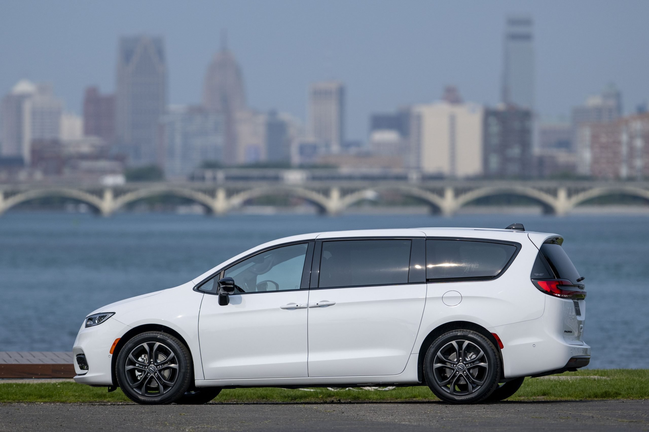 2026 Chrysler Pacifica 100th Anniversary Edition slider_widget-22-3