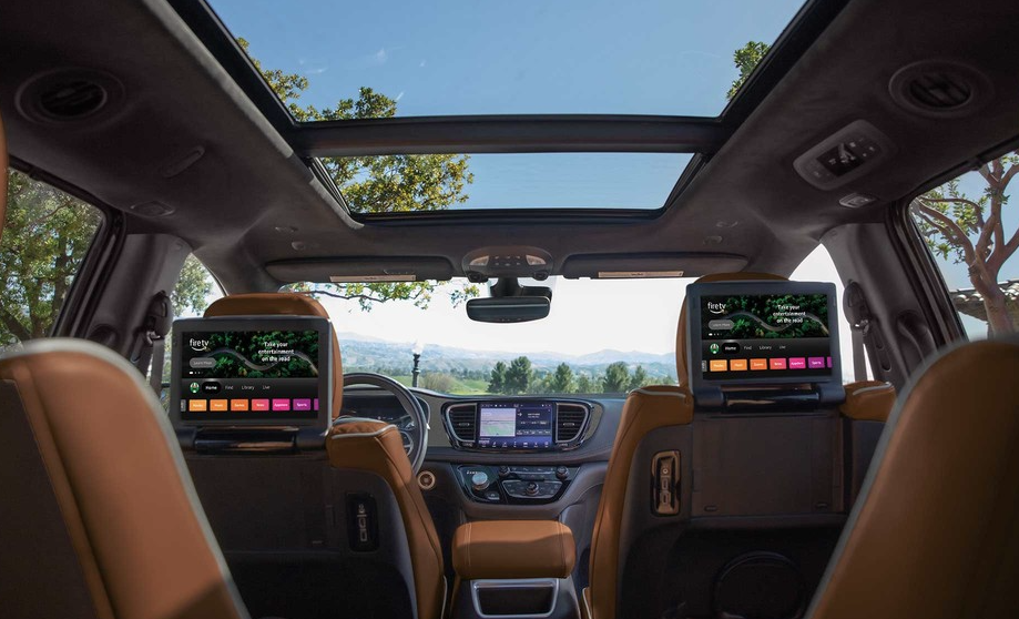 2025 Chrysler Pacifica Hybrid Interior and Technology