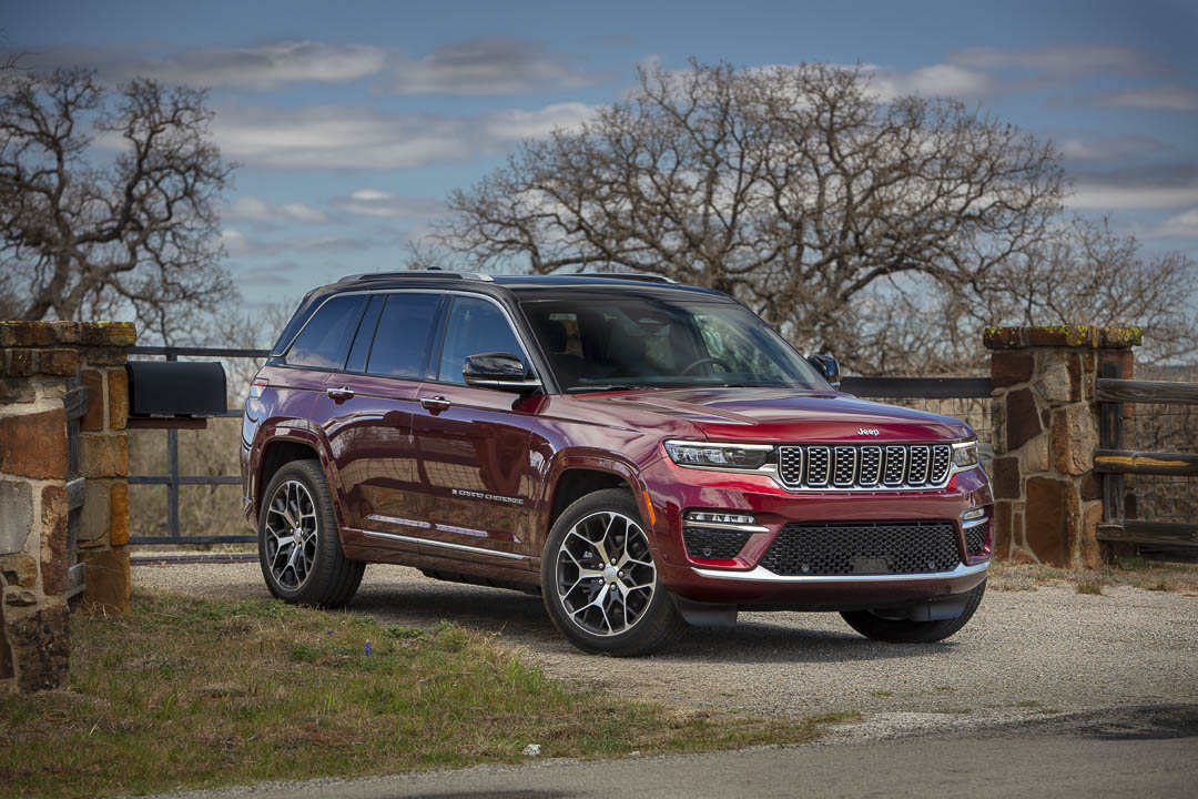 Jeep Grand Cherokee Summit Reserve 4xe 2022 parked in a driveway