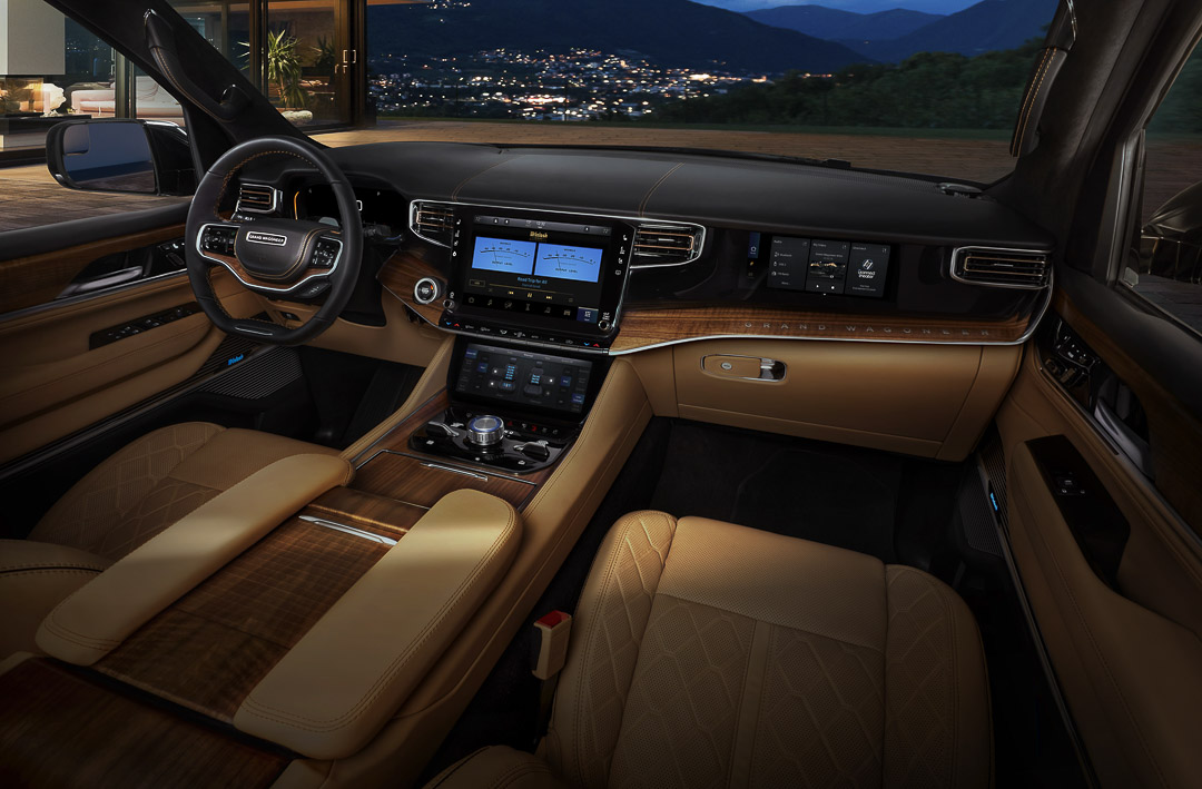 Cockpit du Grand Wagoneer 2022 incluant les technologies embarquées.