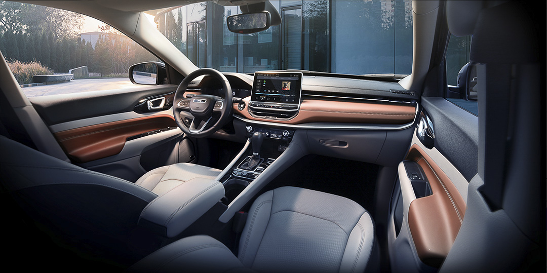 vue des sièges avant, de la console central et du volant à bord du Jeep Compass 2022
