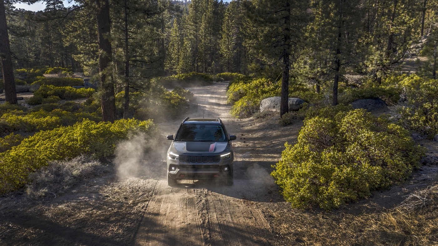 vue avant du Jeep Compass Trailhawk 2022 sur un sentier de terre